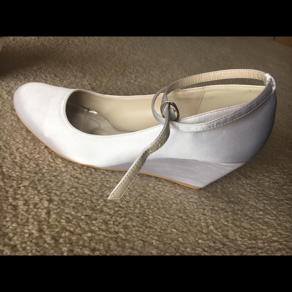 White Satin Heels / White Pumps size 10.5, EU 42 - Picture 3 of 5